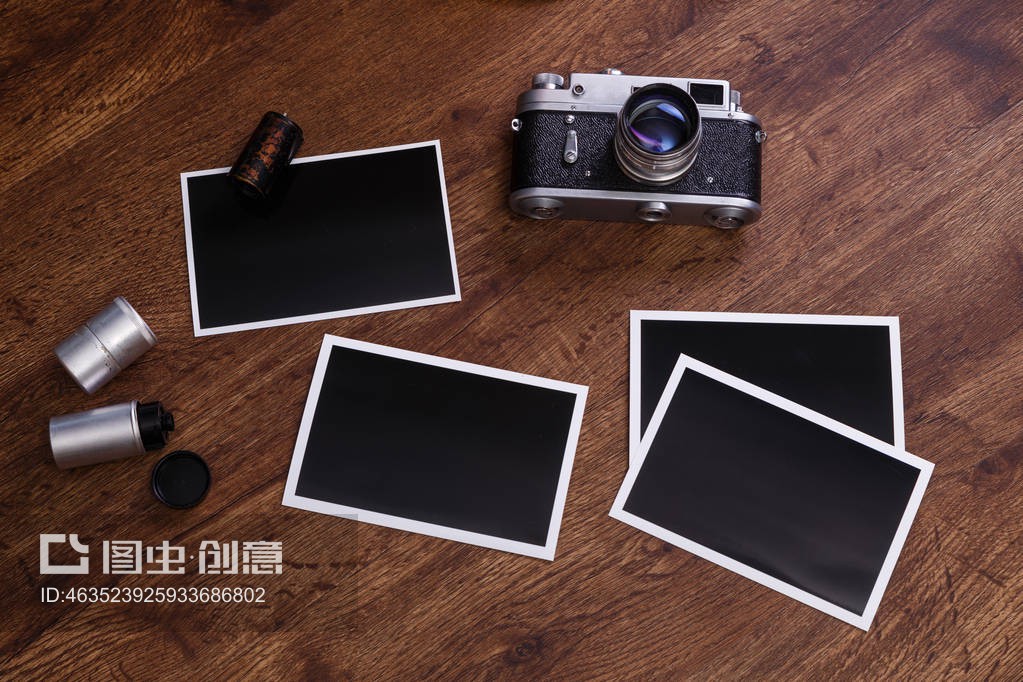 复古摄影机空白相框Vintage photo camera. Blank photo frames.