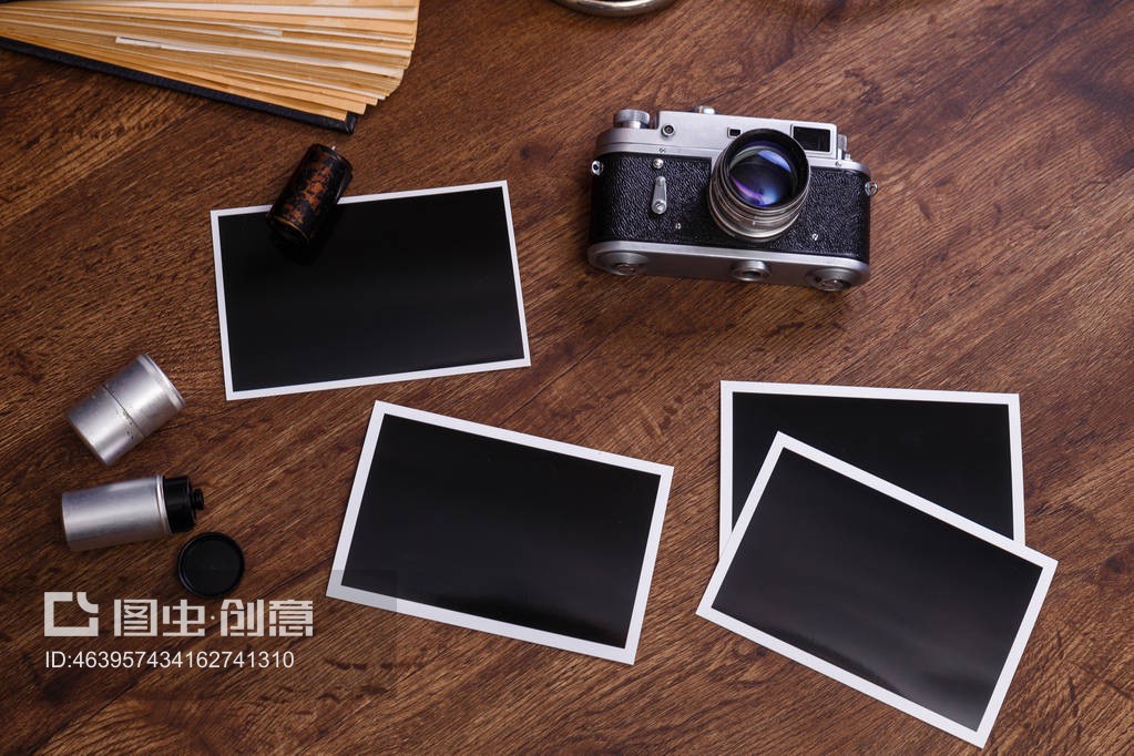 复古摄影机空白相框Vintage photo camera. Blank photo frames.